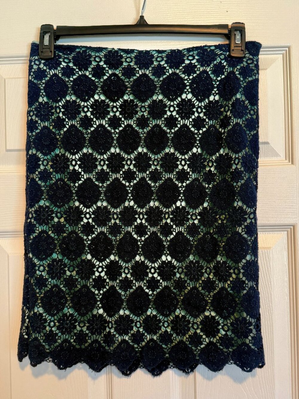Vince Camuto Navy Crochet Lace Pencil Skirt Mint Lining Scalloped Hem Size 6